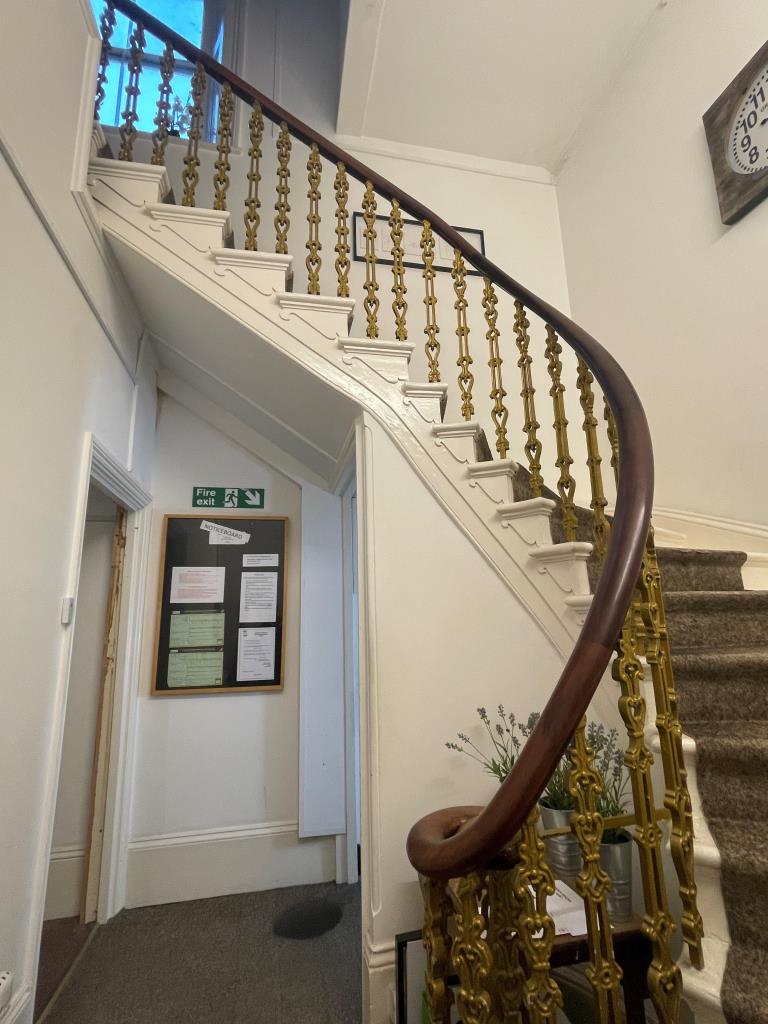 Lot: 62 - SUBSTANTIAL FREEHOLD RESIDENTIAL INVESTMENT -
